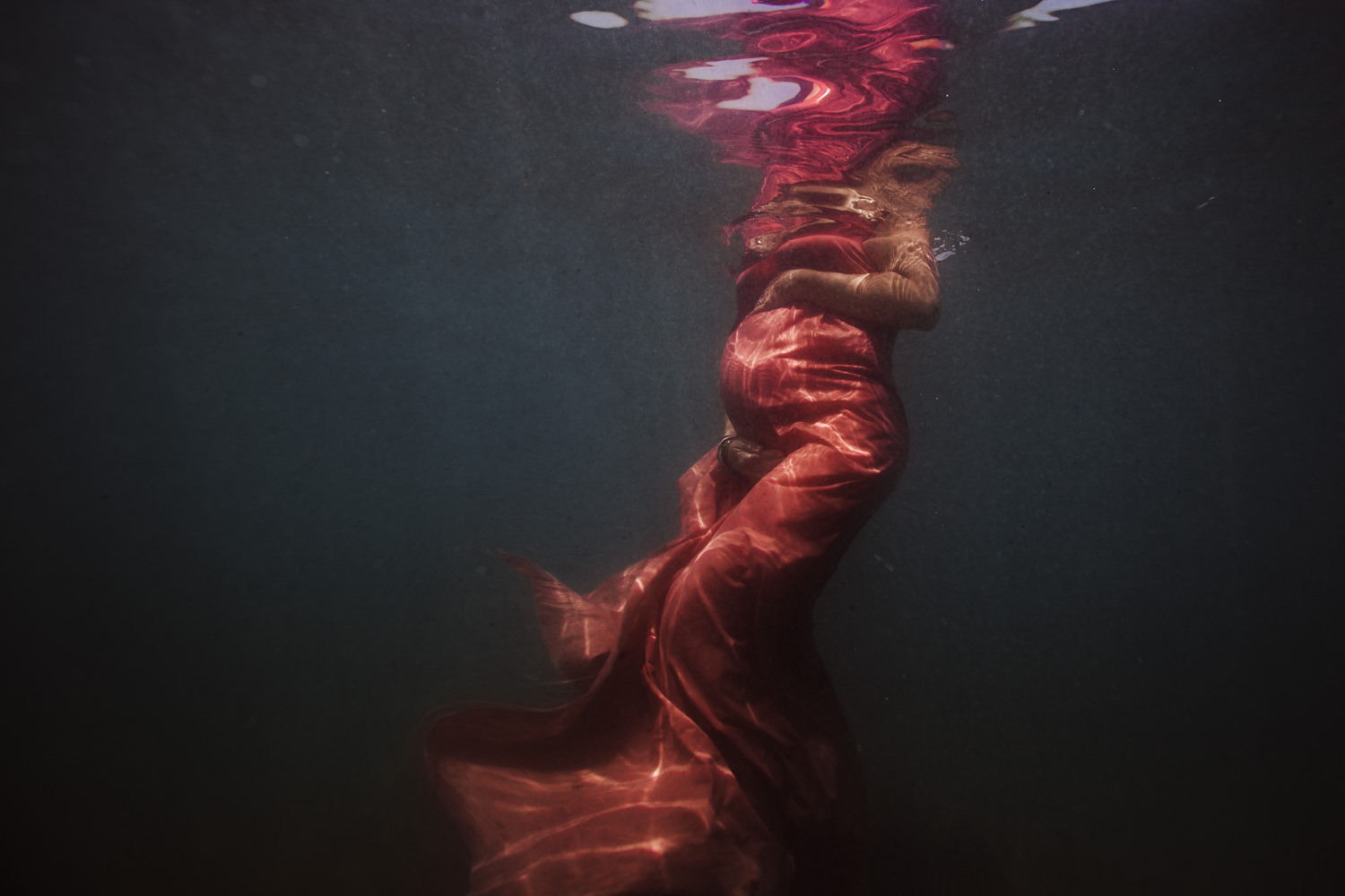 Photographe grossesse dans l'eau à la mer