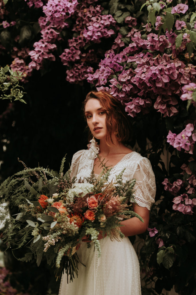 photo mariée à bordeaux avec bouquet de fleurs sauvage et romantique