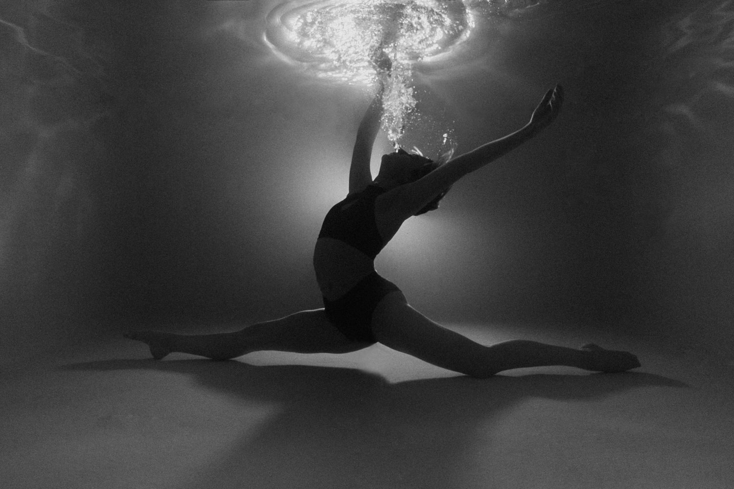 photo femme qui danse sous l'eau, piscine Montpellier