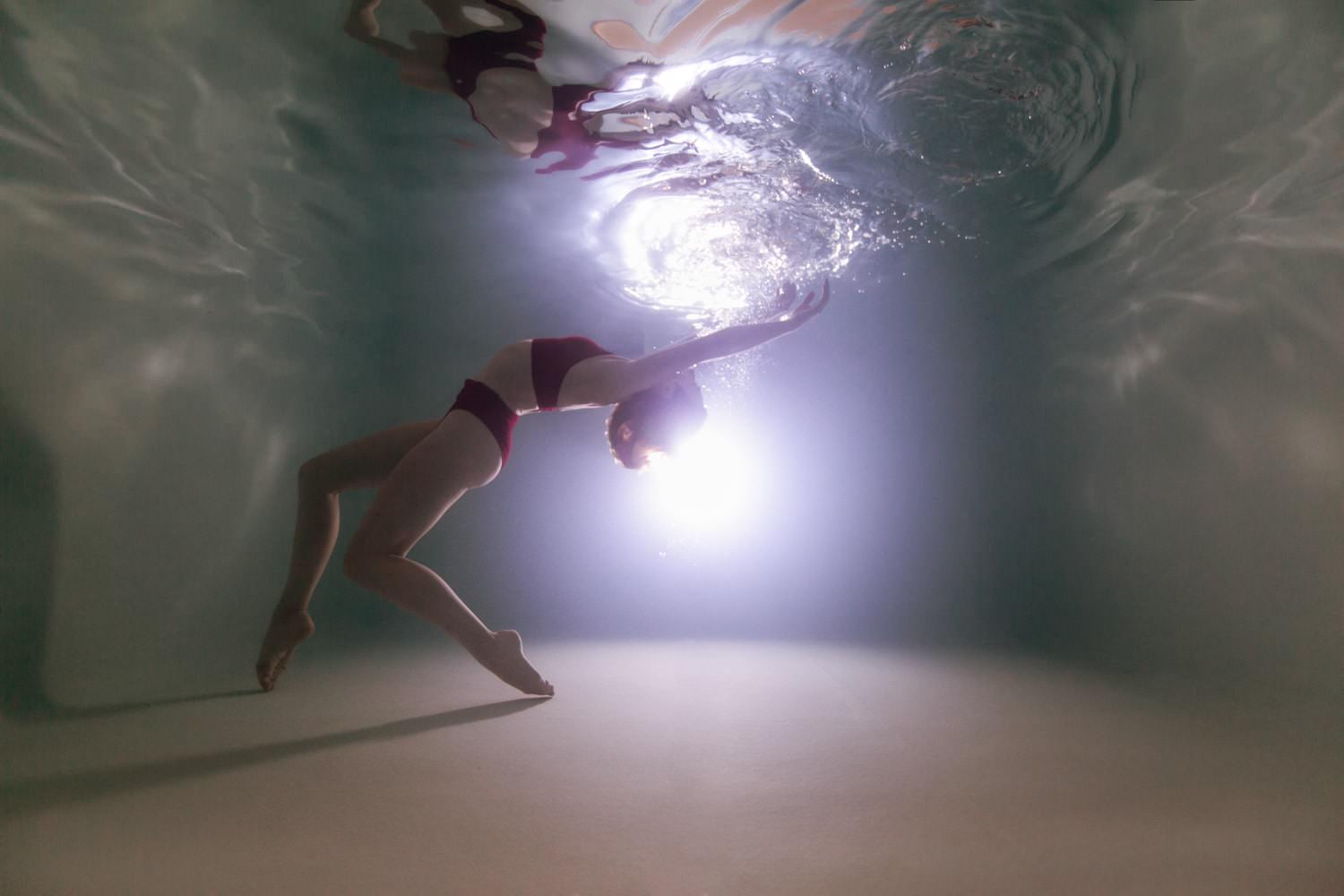 photo femme sous l'eau en piscine