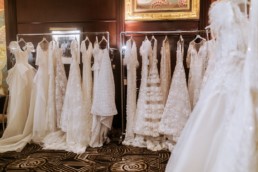 boutique robe de mariage à new york, central park à l'hôtel marriott. robes de mariées sur ceinture dans show room