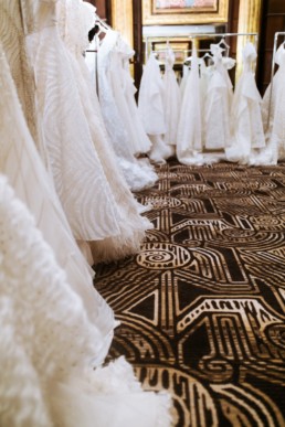 portant de robe de mariés dans la boutique de l'hôtel marriott de new york