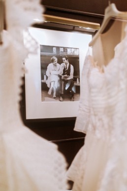 ancienne photo de mariage dans la boutique de robe de mariée de gémy maalouf à Manhattan