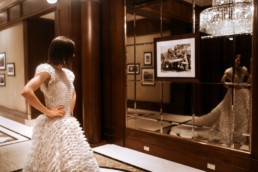 la mariée qui se regarde pendant les préparatifs du mariage. Robe de créateur en mousseline et diamant
