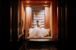 photo de la mariée dans sa chambre d'hôtel pendant les préparatifs du mariage a new york