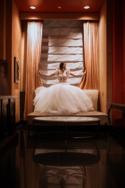 mariée dans le salon d'essayage de gemy maalouf
