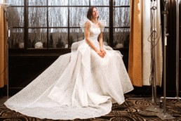 mariée qui est heureuse et rigole. Fin des préparatifs du mariage