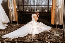 mariage à l'hôtel marriott de new york à Manhattan, robe de mariée avec une traine