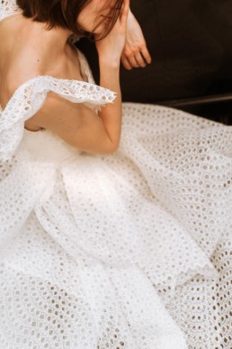 mariée assise qui s'endort dans sa robe de mariage