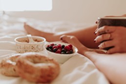 petit déjeuner au lit, bols de framboises et fruits rouges, cuillère chinois pour servir