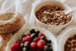 céréales et fruits sec de petit déjeuner. myrtilles et framboises avec des bagels
