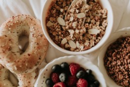 photo vue du dessus de bols de petit déjeuner avec créoles aux chocolats, fruits secs et pain rond