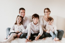 photo de famille à lavérune dans l'Hérault. Grande famille assis sur le lit