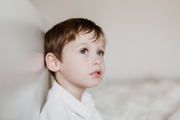 portrait d'un petit garçon pour un shooting photo famille. Roux aux yeux verts