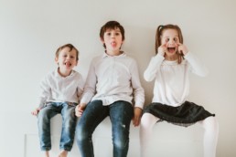 trois enfant qui font es grimaces pendant une séance photo à montpellier