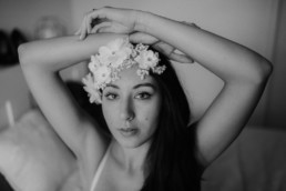 photo en noir et blanc d'une femme à montpellier les mains posées sur le haut de la tête