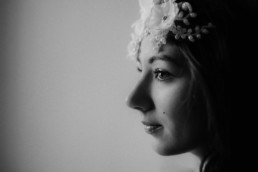 portrait de femme en gros blanc, photo en noir et blanc