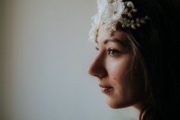 portrait en gros plan sur une tres belle femme brune couronne de fleur sur la tête