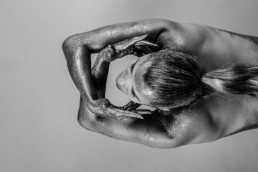 femme noir et blanc bras croisés vers le haut recouverte de paillette