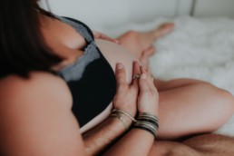 tendresse couple dans la chambre, caresse ventre rond de grossesse à montpellier