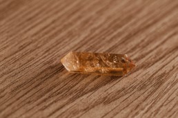 pierre naturelle, baguette citrine jaune en 3 cm de long. détail intérieur de la pierre, incrustion de particules et gouttes interne