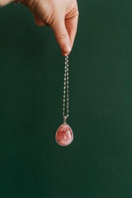 chaine en argent avec pendentif agate rose marbré de forme ovale , serti ciselé à Montpellier