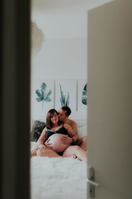 couple dans la chambre sur le lit, femme enceinte en sous vêtements noir