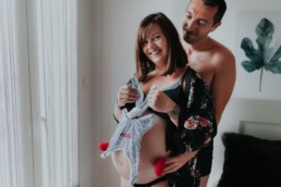 photo grossesse couple dans une chambre avec le doudou de bebe. lingerie kimono