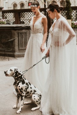 deux femmes en robe de mariage et un chien dalmatien dans un palace hôtel a new york le lotte palace new york