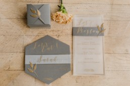 papeterie de mariage avec boite cadeau invité, menu, marque place de mariage. Shooting photo éditorial