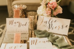 photographe faire-part de mariage et papeterie. Menu, carton d'invitation et save the date. ruban de mariage rose et vert