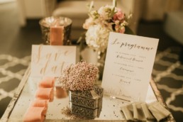 programme de mariage et invitation save the date. Mise en scène et décoration florale pour faire-part de mariage et papeterie