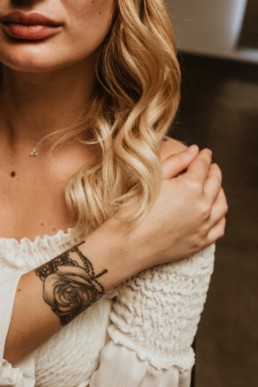 partenaire coiffeuse et photographe Montpellier, portrait femme blonde cheveux chez la coiffeuse diane lauré a montpelier. Main sur l'épaule avec tatouage sur l'avant bras