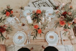 table de mariage d'automne. vaisselle vintage, bougies, fleurs de mariage. décoration de mariage