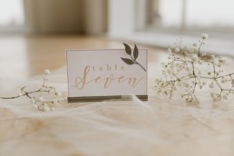 marque place de mariage. Nom de table de mariage bohème chic et champêtre