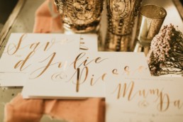 faire-part de mariage blanc et or. photographe de papeterie de mariage