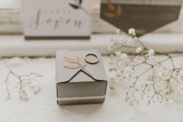 boites cadeau en carton gris pour les invités de mariage. Alliance de mariage tiffany new york en or blanc et boule
