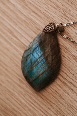 pierre naturelle labradorite ovale, lumière interne bleu, monté sur chaine en argent