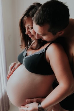 homme prend dans ses bras, femme enceinte a castelnau le lez, sous vêtements noir