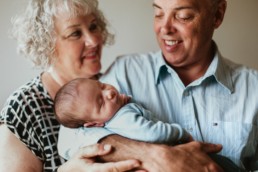 photo d'un bébé dans les bras de son grand-père et de sa grand-mère à montpellier