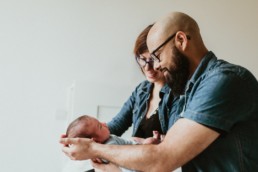 couple de parents qui teins son bébé au bout de leurs mains a juviganc