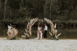 cérémonie laïque au bord de l'eau avec arche en pampa