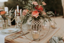 Bougeoir de table de mariage d'automne. Décoration table de mariage. Fleurs de mariage, rose orange, branche d'olivier, vaisselle vintage et macramé