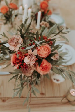 bouquet décoration de table de mariage. Rose orange, feuille d'olivier. Décoration de mariage d'automne