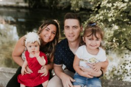 photo de famille avec parents et deux petites filles, à l'Isle sur la Sorgues à coté de Nîmes