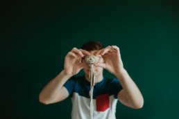 photo d'un adolescent qui montre son vieux doudou tout abimé