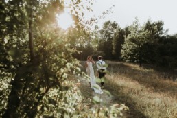 couple de mariés qui rigole. mariage en automne à Montpellier