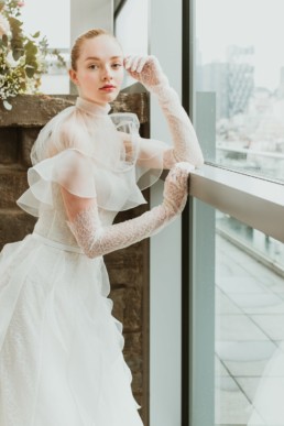 robe de mariée en tulle et dentelle, gants longs jusqu'aux coudes, et boléro/cape de mariage. Designer Isabelle armstrong