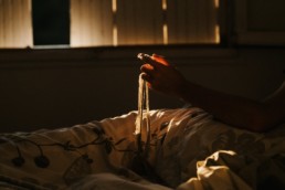 les mains d'un enfant qui joue avec son doudou au coucher de soleil à montpellier