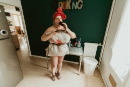 femme qui mange un gâteau au chocolat pour le pillow challenge en france
